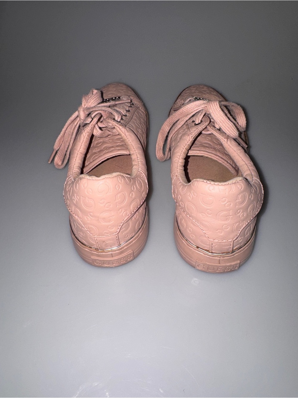 Guess blush pink low top sneakers embossed logo pattern cute casual trendy fem - Picture 4 of 9